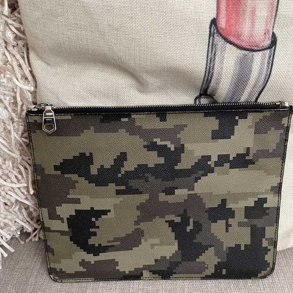 ⭐️Givenchy⭐️Digital Camo Print Zip Pouch/Clutch⭐️Always Authentic⭐️SO CLEAN⭐️ - Picture 8 of 11